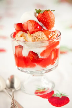 Paula Deen Strawberry Shortcake layered in a clear glass bowl with angel food cake, cream cheese custard, and fresh strawberries
